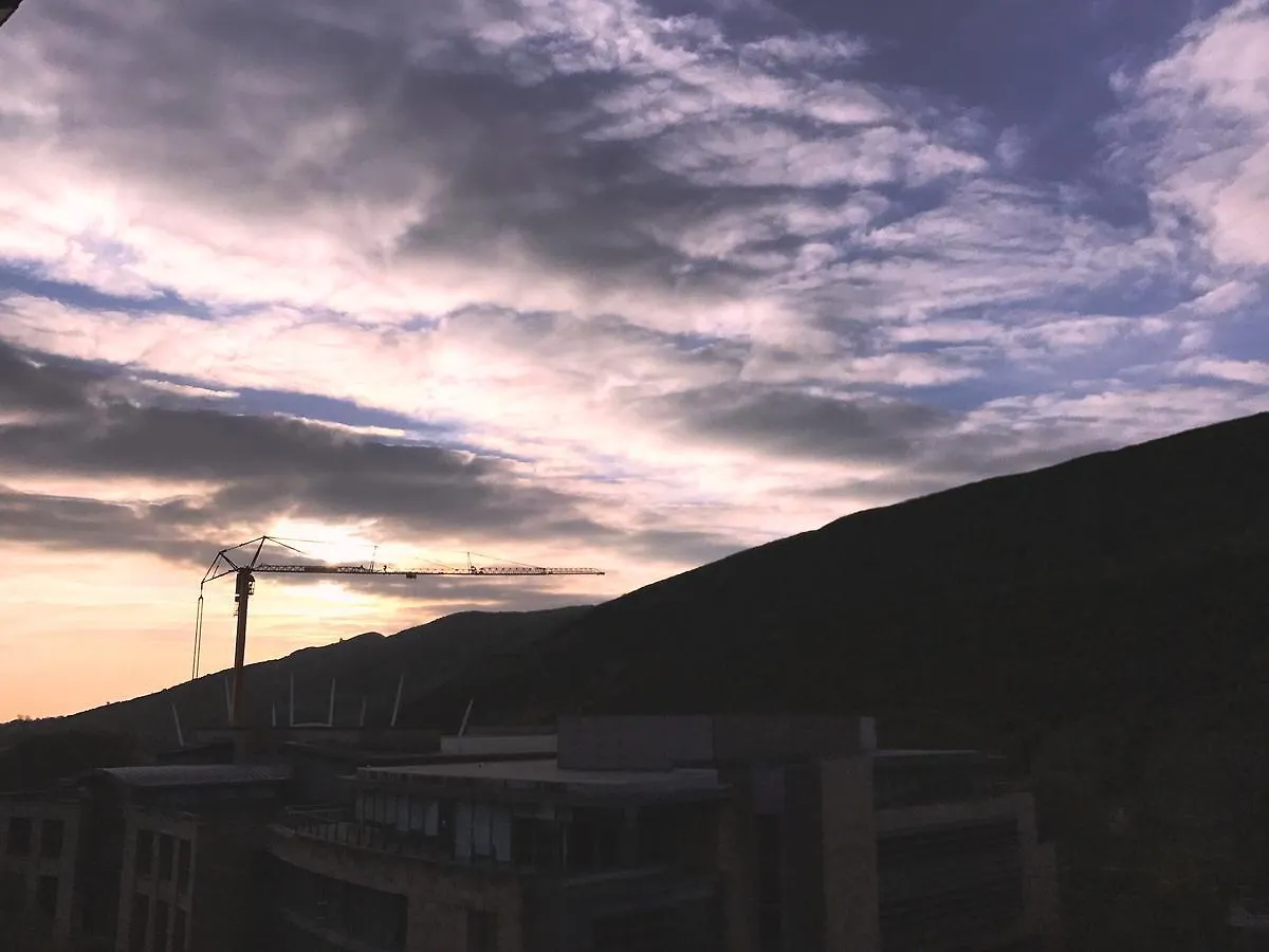 Апартаменты Holyrood Park - Carparking Included! Эдинбург